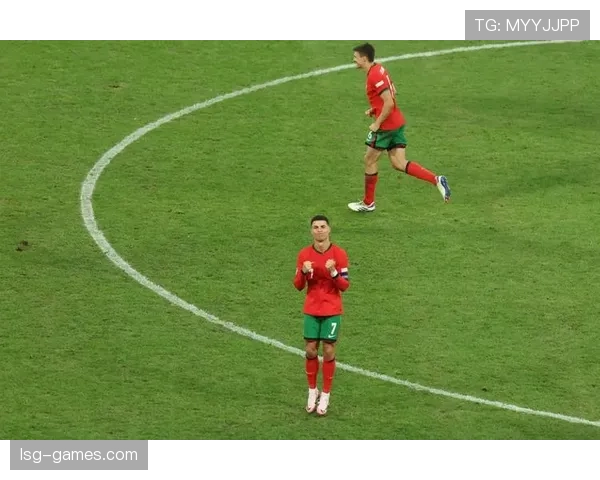 奥布拉克纪录片深度解析:从青训少年到足球精神象征的成长之路 奥布拉克纪录片深度解析:从青训少年到足球精神象征的成长之路