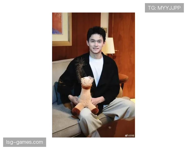 孙杨戴着豪表健身室偷偷开播？这画风像明星过家家吧！